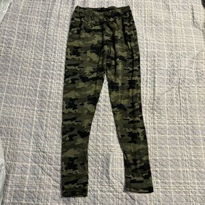 Camo Kids Leggings, size M